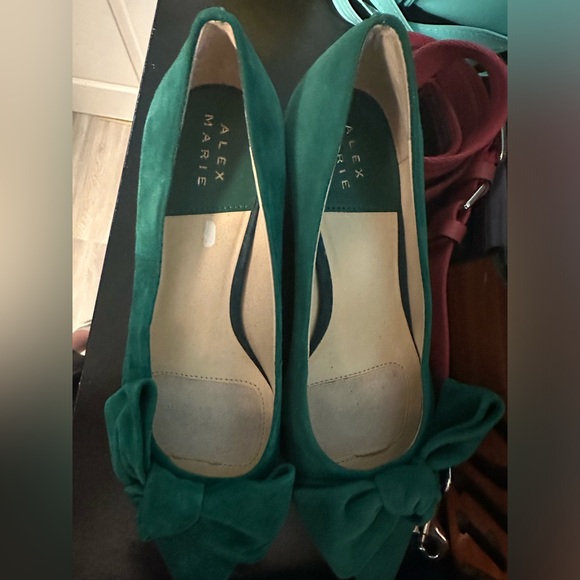 𝐆𝐫𝐞𝐞𝐧 𝐛𝐨𝐰 𝐡𝐞𝐞𝐥𝐬 - Picture 2 of 3